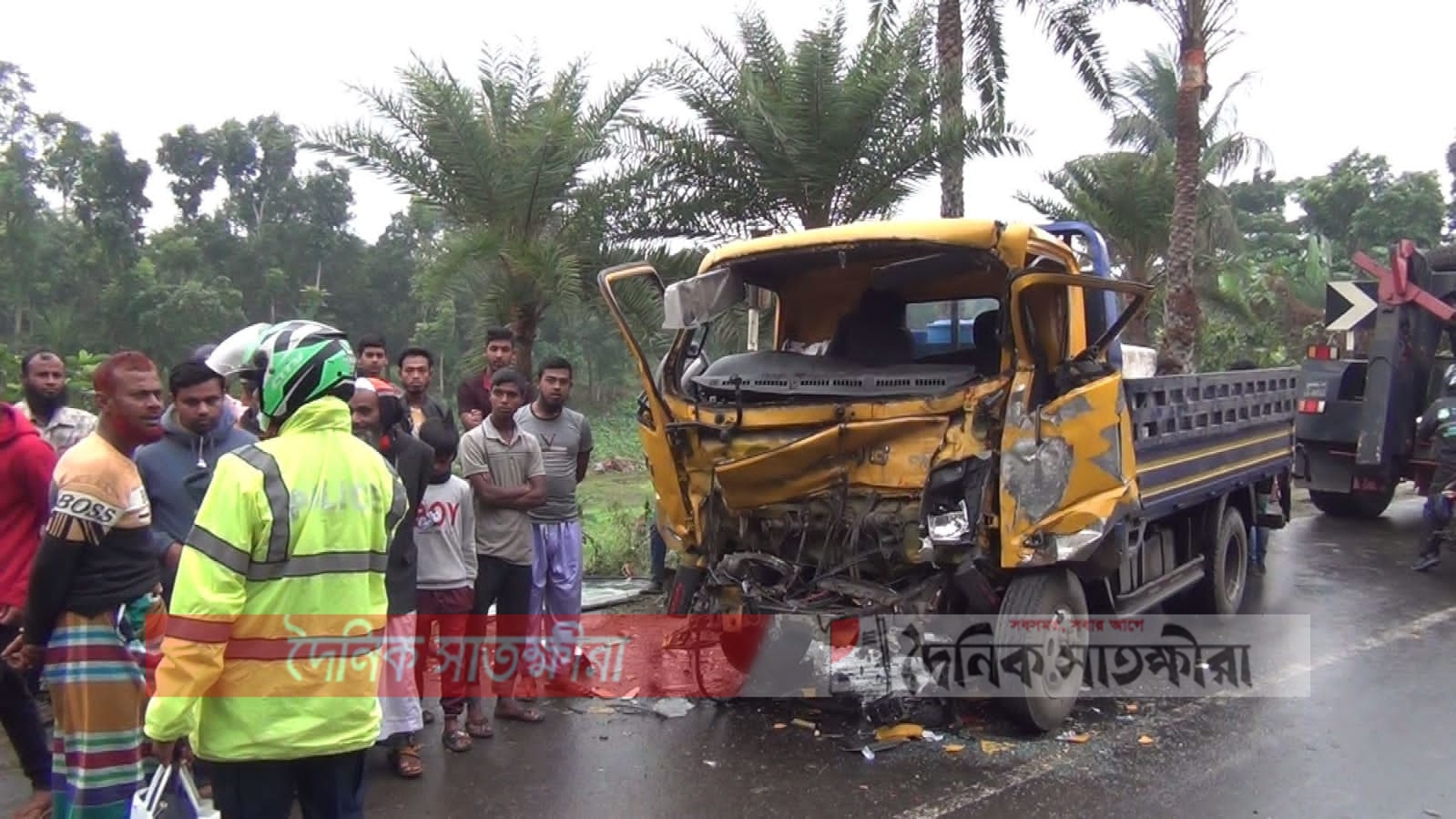 সাতক্ষীরায় পরিবহন ও পিকআপের মুখোমুখি সংঘর্ষে আহত-৫