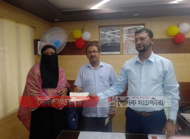 সাতক্ষীরায় রোগীদের মাঝে চেয়ারম্যান মশিউর রহমান বাবুর ৫ লাখ টাকার চেক বিতরণ