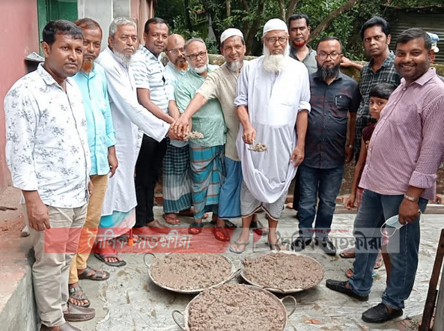 পৌরসভার ৮ নং ওয়ার্ডে সিসি ঢালাই রাস্তা নির্মাণ কাজের উদ্বোধন